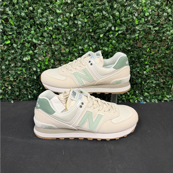 New Balance Women's 574 - W9 - Picture 1 of 10